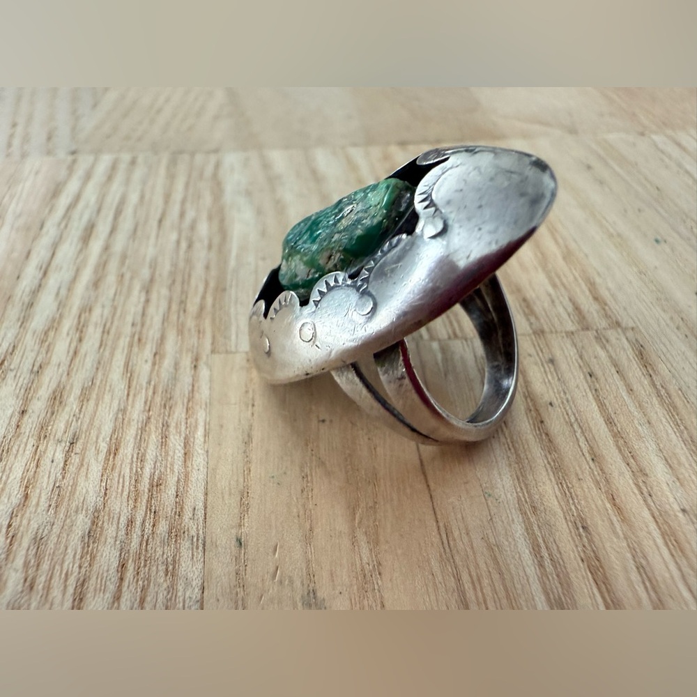Vintage southwestern silver stamped oval ring with green stone - Picture 11 of 11